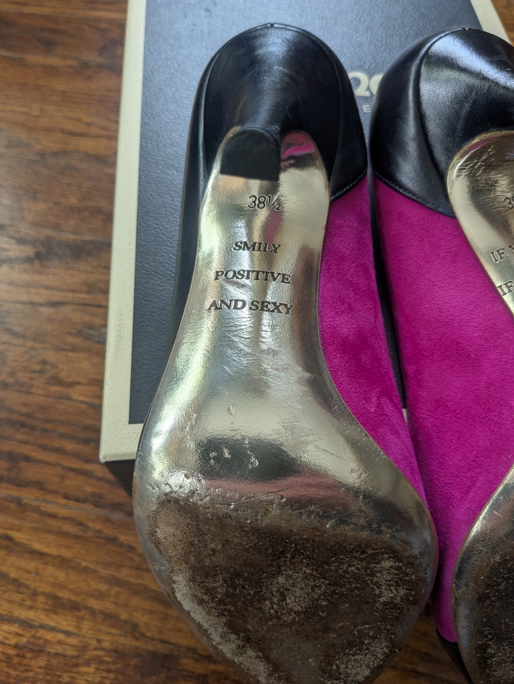 Two-Tone Italian Pointed Pumps in Fuchsia and Black - Picture 7 of 13